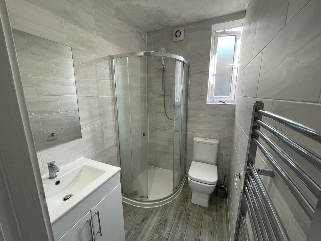 Lot: 87 - VACANT FLAT FOR INVESTMENT IN TOWN CENTRE LOCATION - Image of bathroom in vacant flat being sold by auction